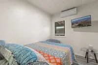 Route 66 Downtown Blonde Bungalow w/Fenced Big Yard, AC, W/D, 2 Smart TVs, Wi-Fi - Kitchens