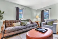 Cozy 2 Bedroom Home Mins from Downtown Champaign - Bungalows