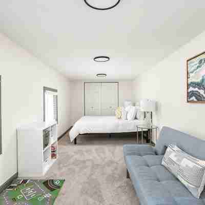 Sunny Blue: 4 BR, 2 En-suites, Hip Fountain Square Rooms