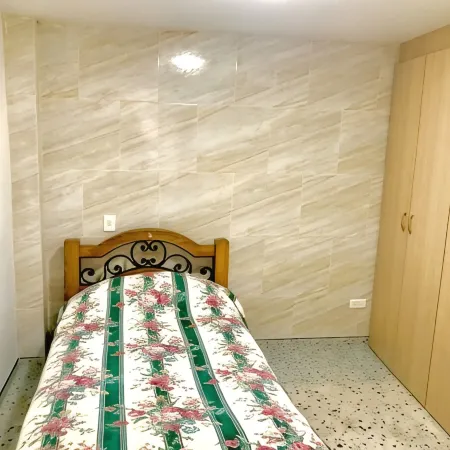 Beautiful Home / No stairs / short walk to public transit Отели в г. Энвигадо