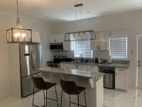 Modern Townhouse Near Beach and Grocery Store - 2 ดาว