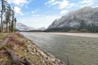 All New Retro Design Carriage House on the Fraser River - Wifi