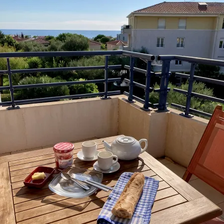 Terrace, pool, air conditioning, sea view, near beach, sleeps 4, Antibes