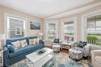 3BR Oceanview Townhouse on Boulevard I Walk to downtown l Sleeps 8 - Balcony