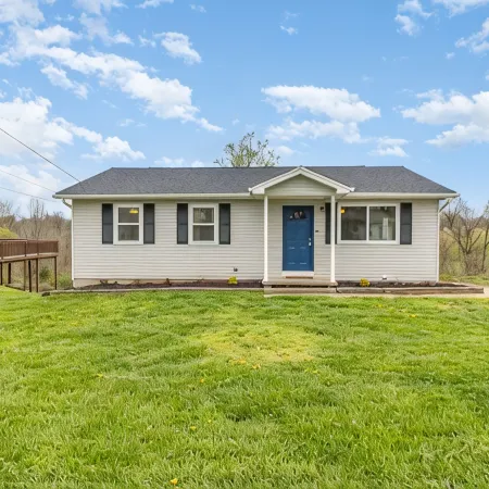3 Miles from the ARK! 3 bedroom Home in Williamstown with Game Room!
