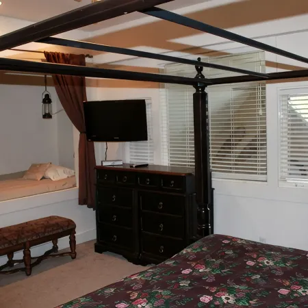 Ski in-Ski out direct to lift, New hot tub, wi-fi, Big Sky, Mountain views