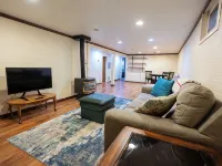 4 Bedroom Home, Fenced Yard and Hot Tub! Отели в г. Ландер