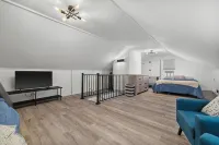 Charming 2-bedroom Lake House Directly on Cross Lake - 4-Star