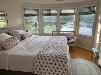 Private Beach on Pond, Linens Included, Kayak & Canoe. All Rooms w/ Pond Views! - balcony