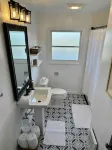 Henderson House Eureka.  Centrally located stylish home with all amenities. - Balkon