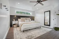 Cozy Apt with King Bed - Full Kitchen - Desk Area - 4-Star
