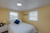 Driftwood Cottage Lake Cumberland Retreat with Hot Tub & Water Access! - 4 stjerner