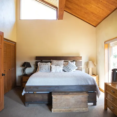 Gorgeous views and two decks! Large open cabin, short walk to lodge - Sleeps 14