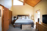 Gorgeous views and two decks! Large open cabin, short walk to lodge - Sleeps 14