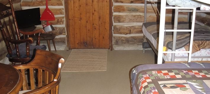 Cozy rustic cabin on Little Sheep Creek at foot of Lima Peaks 비버헤드 카운티 호텔
