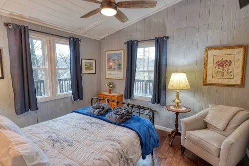 Rivah Retreat -River Front- Fishing -Hot tub - Chalets