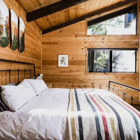 MidCentury Cabin-Deck w Killer Views Near Hiking at Humber Park Dog Friendly
