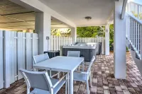 Stunning BRIGHT Direct Waterfront 5/4 Home! Private Pool, Hot Tub & Dock! - สระว่ายน้ำส่วนตัว