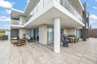 Coastal setting minutes from beach and shops - Balcony