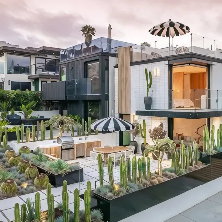 BRAND NEW LUXURY BEACHFRONT HOME @ MOONLIGHT BEACH