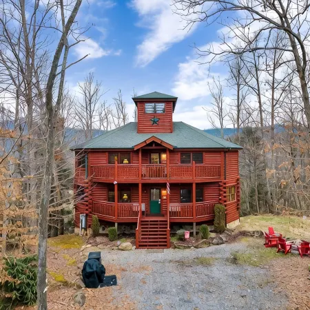 Smoky Cabin Private Indoor Hot Pool, Hot Tub, Theater, Rafting & Tubing 15 Min!!