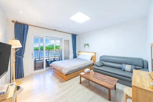 Tongyeong by the Sea Spa Pension - ที่มีสปา