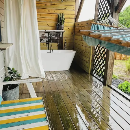 Pet Friendly 5-bedroom cottage just a 16-minute walk to Outer Banks Beaches