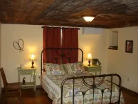 Servants' Cottage on 600 Acre Working Horse/Cattle Estate - 3-Star
