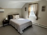 Modern Country Farmhouse, Walking Distance to Lake - Homestays
