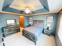 Hot tub - 4 Bedroom - 3.5 Bathrooms - Perfect Location - Wi-Fi