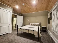Charming Cottage! - 3 Bedrooms, 4 Beds, 2 Full Baths, 6 Adults - Wifi