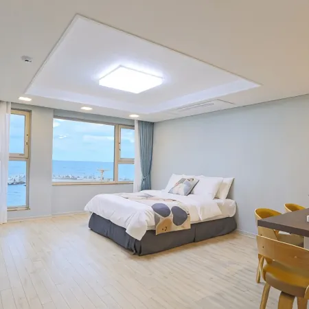 Ulsan Casa Camino Pension Отели рядом с достопримечательностью «Каменная балка Юпо»