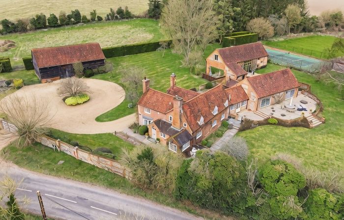 Barn conversion, 10 mins from Henley-on-Thames. Tennis court & indoor pool.