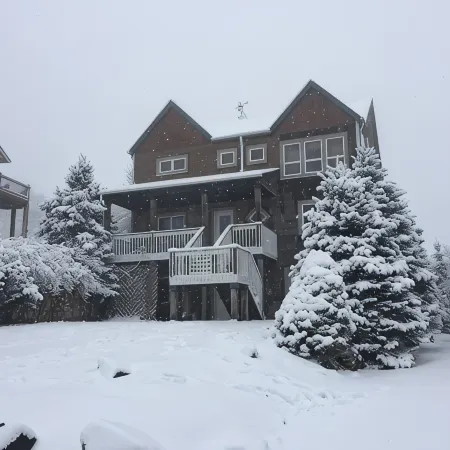6 Bdrm 5 Bath Sleeps 14 Ski in and Ski out Slopeside!