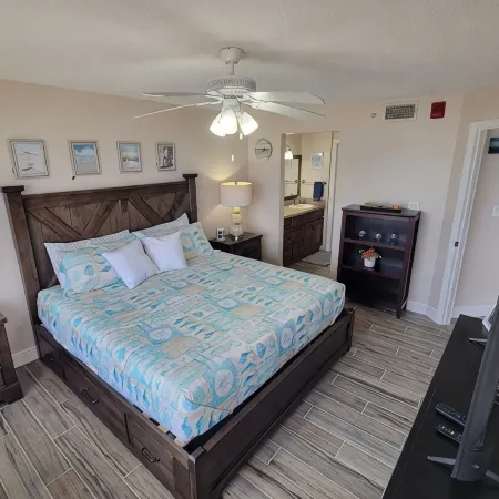 Bobby's oceanfront 2 king suites and bunk beds condo