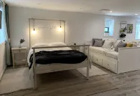 Stylish Tarrytown Studio - Walk to Train & Main St - Wifi