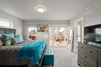 Upscale Downtown Townhome! - Kitchens