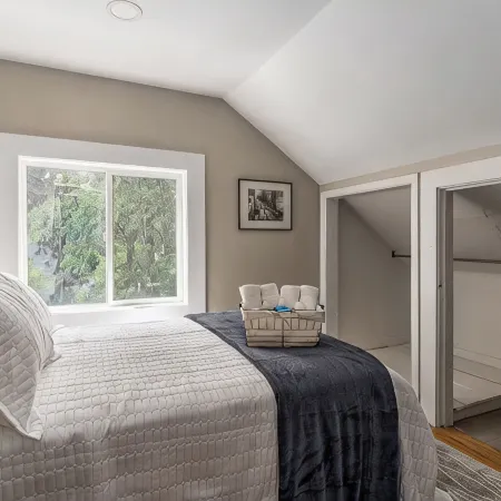 The Loft on 13th~Modern & Cozy!