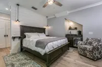 2 Min Walk to Downtown/King Bed /Golf Cart Rental/Pet Friendly! - Boutique