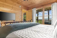 Knotty Bear: Cozy Cabin, Breathtaking Mountain Views, Hot Tub, Fire Pit - Mountain view