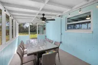 Sunshine Daydream Beach Bungalow. Walk to Beach! Great for Families! Firepit! - 2 stjerner