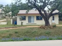 Spacious 1 bedroom 1 bath house sleeps 5 one block from Burnet County Boat Ramp - 2-Star