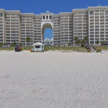 💍 Beachfront w/patio doors fam & bdrm w/rare private underground parking 😉