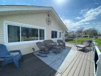 Cozy cottage with lake view! 20 min from Cedar Point, Kalahari, & Sports Force! - 4-Star