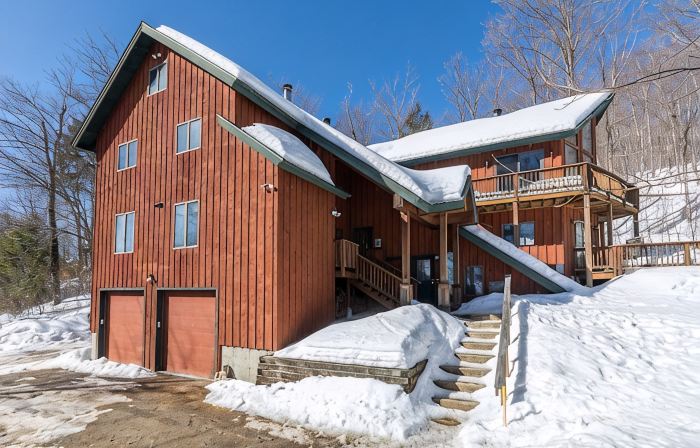 Luxury 8BR Ski In/Out Okemo Chalet on Sachem Trail Sleeps 22 Adults