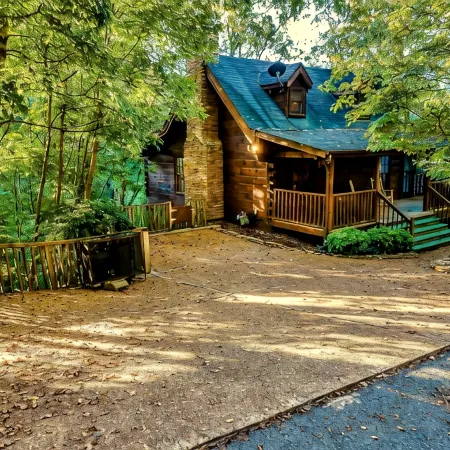 ​Secluded 4Br Cabin w/ Hot Tub & Games and Huge Decks!!