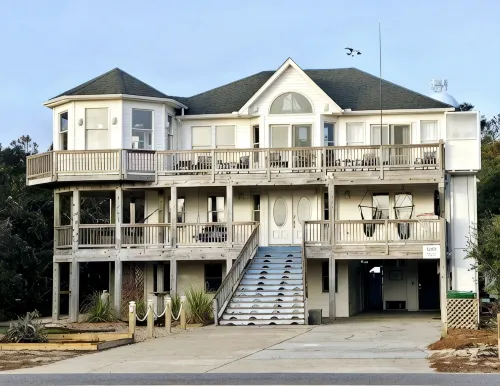 7 Bed 5 Bath Newly Renovated Beach Getaway only 500 feet to the Beach - Pools