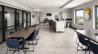 Come stay at our Horizon Hideaway. A modern downtown studio. - balcón
