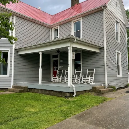 MAGNOLIA ON MAIN! Charming 4-bed, renovated century old home in Williamstown.
