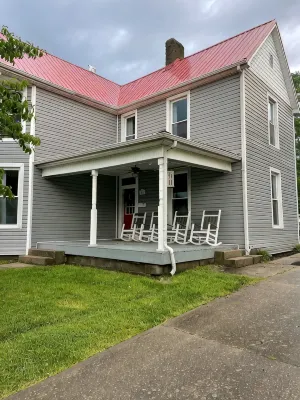 MAGNOLIA ON MAIN! Charming 4-bed, renovated century old home in Williamstown. - 3-Star